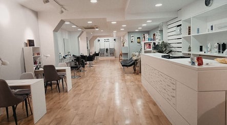 Interior moderno de KR - Katalina Rios en Barcelona, Catalunya, ES. Salón con estilo y comodidad.