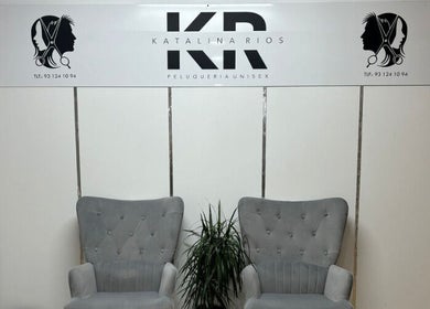 Zona de espera elegante con sillones grises en KR - Katalina Rios, Barcelona, Catalunya, ES.
