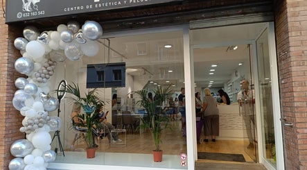 Entrada de KR - Katalina Rios en Barcelona, Catalunya, ES, con decoración de globos y ambiente acogedor.