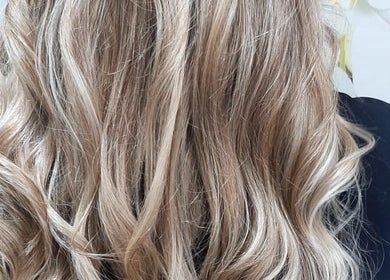 Cabello rizado y rubio en KR - Katalina Rios, Barcelona, Catalunya, ES. Luce un acabado suave y brillante.