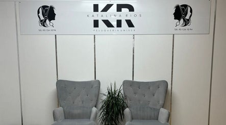 Sofisticado salón en KR - Katalina Rios, Barcelona, Catalunya, ES, con sillas grises y decoración minimalista.