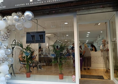 Fachada de KR - Katalina Rios en Barcelona, Catalunya, ES, con decoración de globos plateados.