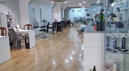 Interior elegante de KR - Katalina Rios Peluqueria, Barcelona, Catalunya, ES. Espacio amplio y moderno.