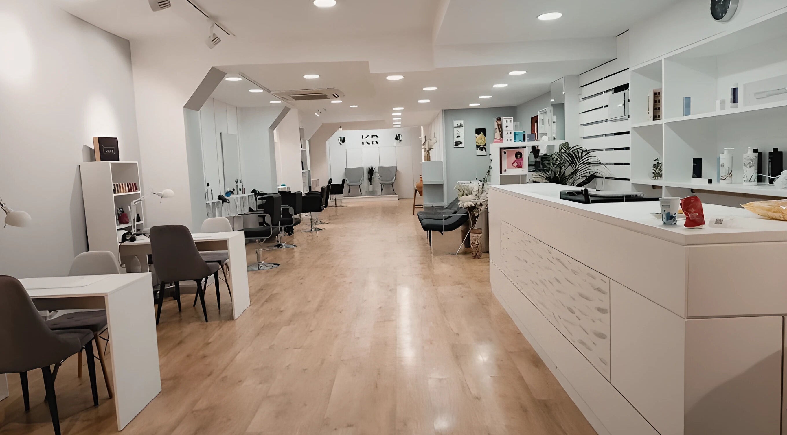 Interior moderno de KR - Katalina Rios Peluqueria en Barcelona, Catalunya, ES, con diseño elegante y acogedor.