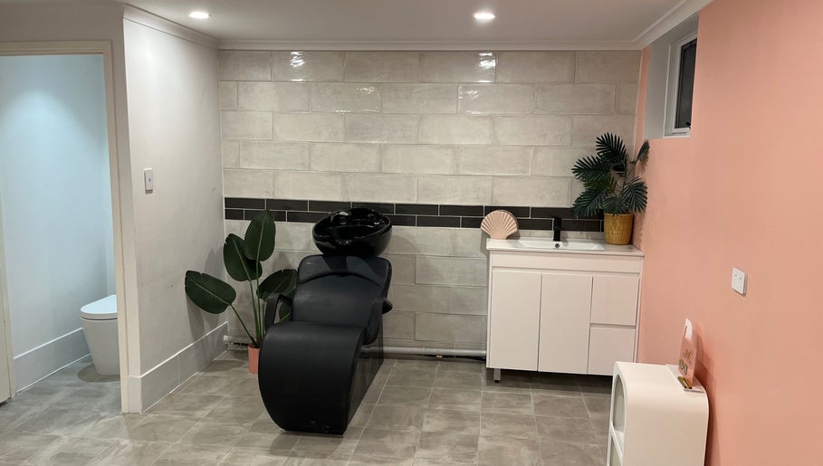 SLR Hair Studio image 1