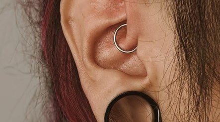 Mais Ou Menos Poema - Body Piercing – obraz 3