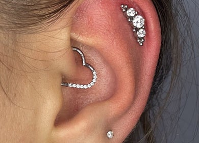Piercing de orelha elegante em formato de coração e cristais, Mais Ou Menos Poema - Body Piercing, Caldas Da Rainha, Leiria, PT.