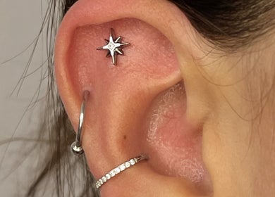 Piercing de orelha em forma de estrela no Mais Ou Menos Poema - Body Piercing, Caldas Da Rainha, Leiria, PT.