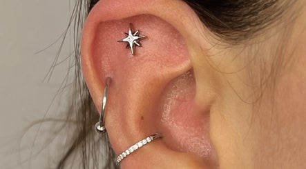 Piercing de orelha em forma de estrela no Mais Ou Menos Poema - Body Piercing, Caldas Da Rainha, Leiria, PT.