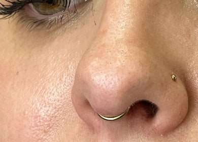 Close-up do piercing no nariz em Mais Ou Menos Poema - Body Piercing, Caldas Da Rainha, Leiria, PT.