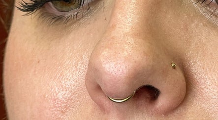 Close-up do piercing no nariz em Mais Ou Menos Poema - Body Piercing, Caldas Da Rainha, Leiria, PT.
