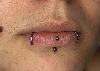 Piercing labial duplo no Mais Ou Menos Poema - Body Piercing, Caldas Da Rainha, Leiria, PT.