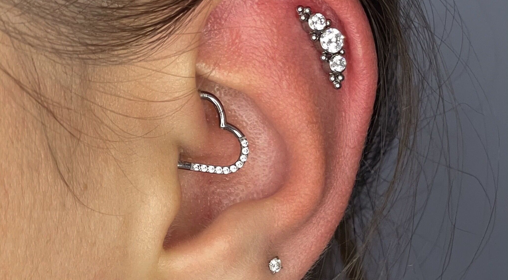 Piercing de coração e brilhantes na orelha na Mais Ou Menos Poema - Body Piercing, Caldas Da Rainha, Leiria, PT.