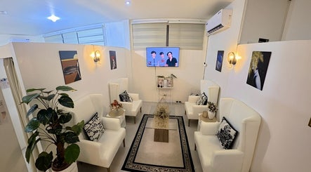 Relaxing waiting area at Lueur Beauty and Wellness, Quezon City, Metro Manila, PH with plush chairs and art.