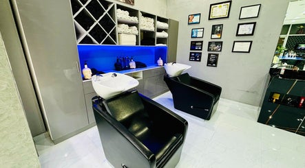 Comb and Scissors Gents Salon imagine 2
