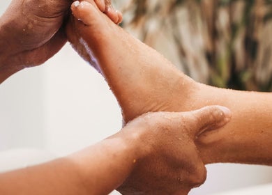Feel Massage and Wellness ‘Mondi Beach Club’ foot massage at Willemstad, Curaçao, CW offering ultimate relaxation.