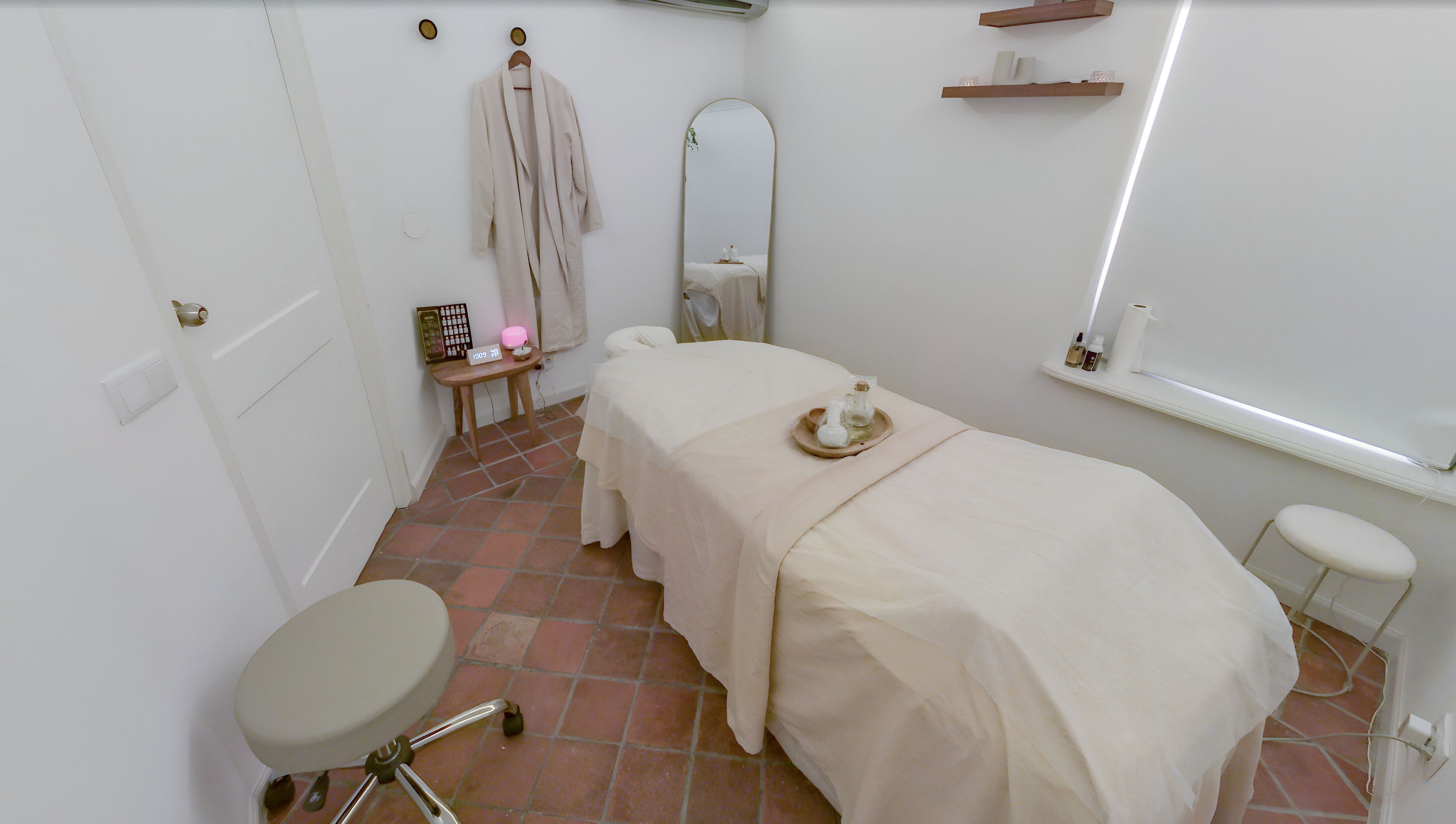 Relaxing massage room at Feel Massage and Wellness ‘Kura Hulanda’, Willemstad, Curaçao, CW, with soothing decor.