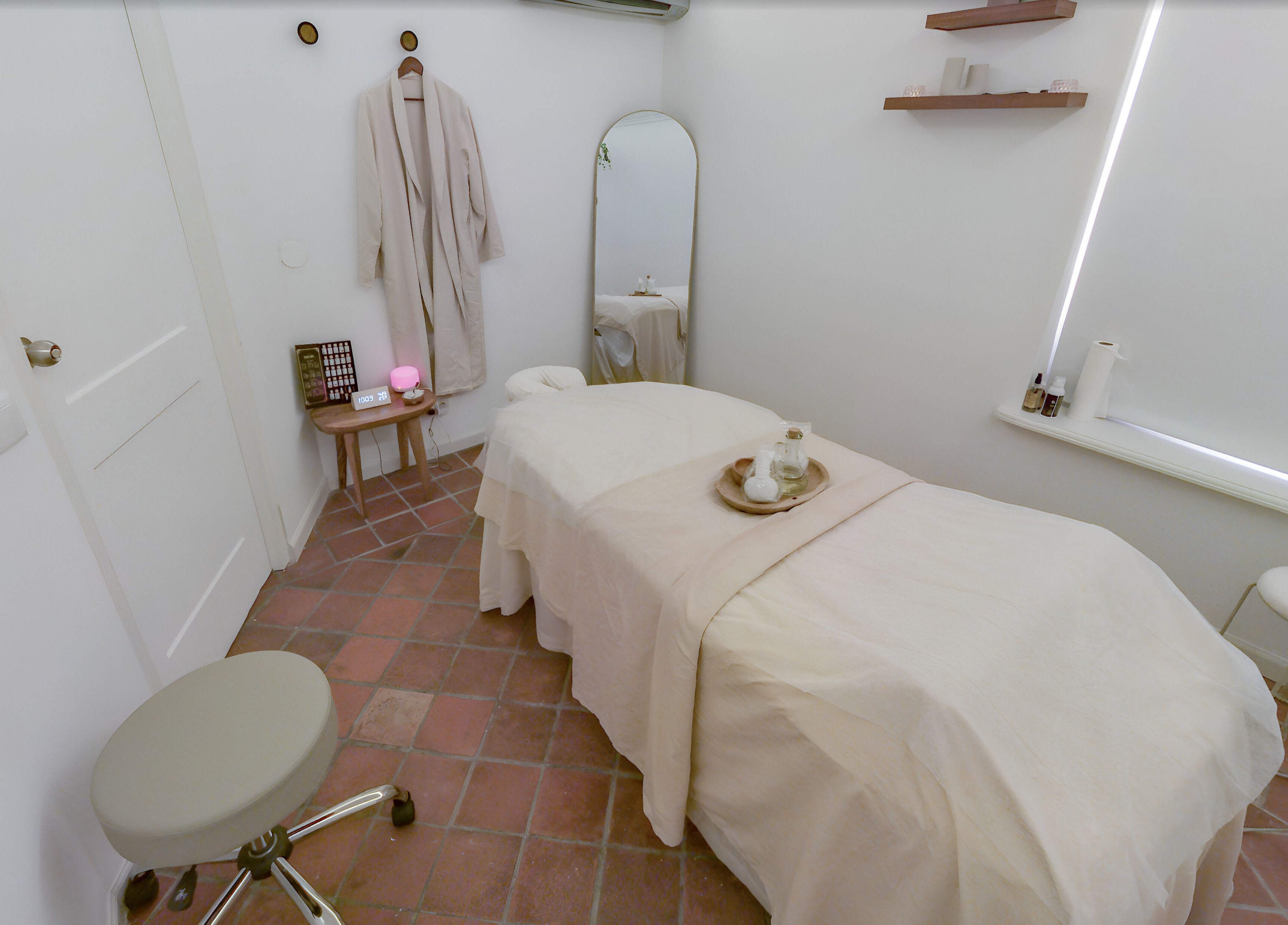 Relaxing massage room at Feel Massage and Wellness ‘Kura Hulanda’, Willemstad, Curaçao, CW, with soothing decor.