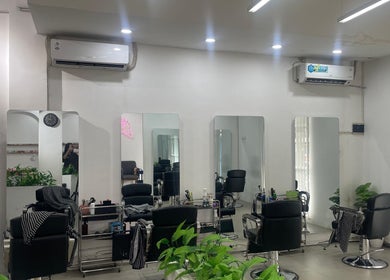 Modern salon chairs and mirrors at ELKAP TRUNOJOYO, Jawa Timur, Jawa Timur, ID with stylish decor.