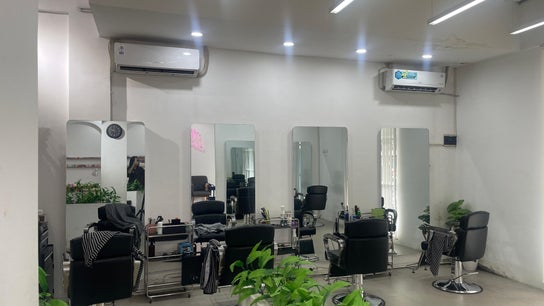 Modern salon chairs and mirrors at ELKAP TRUNOJOYO, Jawa Timur, Jawa Timur, ID with stylish decor.