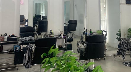 Modern salon interior at ELKAP TRUNOJOYO, Jawa Timur, Jawa Timur, ID featuring stylish chairs and mirrors.