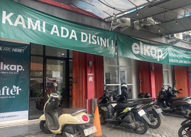 Entrance of ELKAP TRUNOJOYO beauty salon, Jawa Timur, ID with parked scooters.