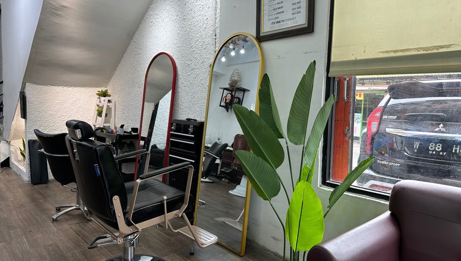 ELKAP TRUNOJOYO hair salon interior with stylish design, located in Jawa Timur, Jawa Timur, ID.