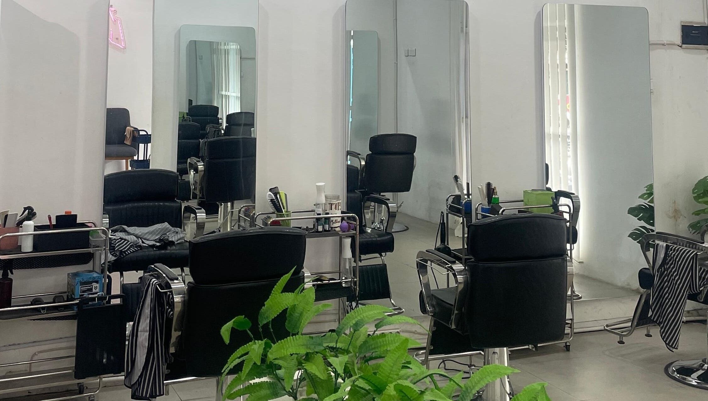 Modern salon setup with black chairs and mirrors at ELKAP TRUNOJOYO, Jawa Timur, Jawa Timur, ID.