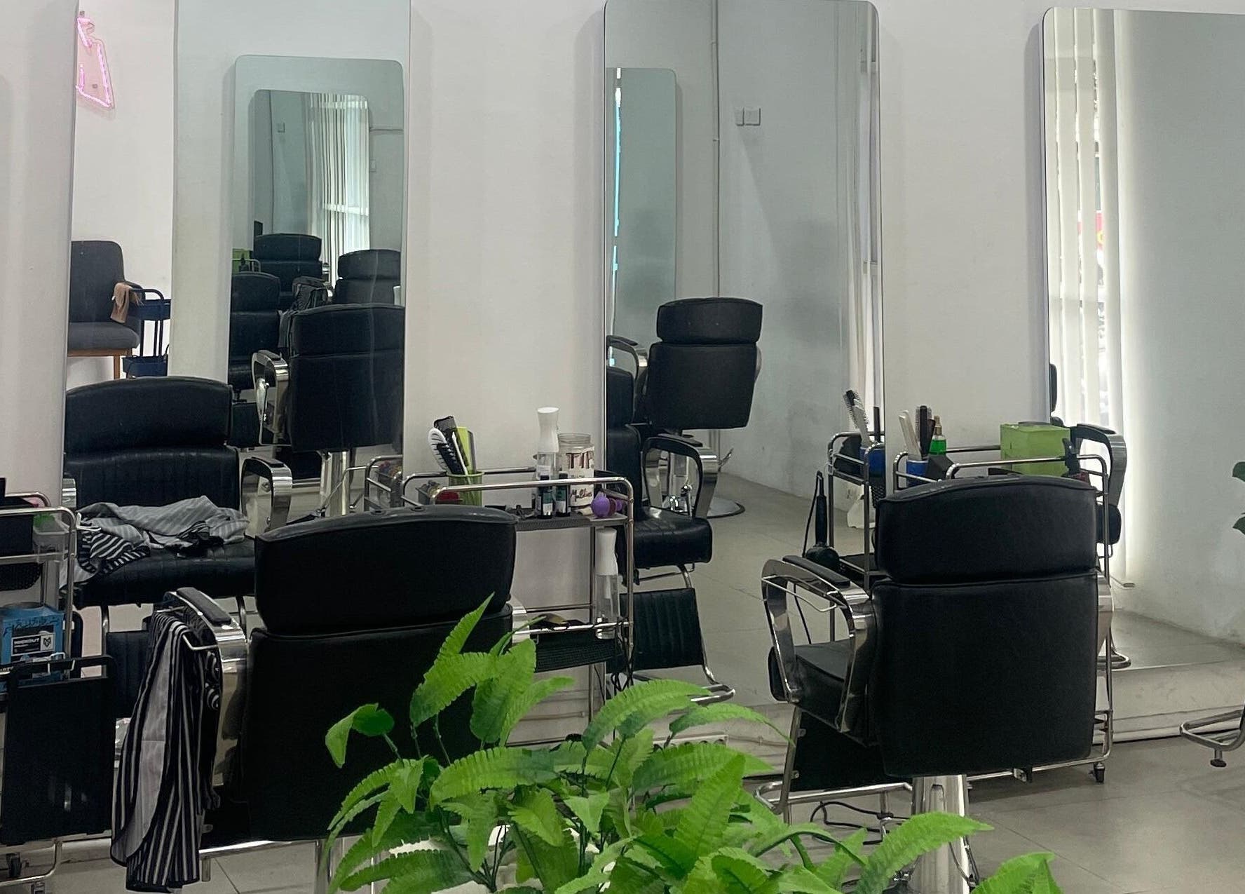 Modern salon setup with black chairs and mirrors at ELKAP TRUNOJOYO, Jawa Timur, Jawa Timur, ID.