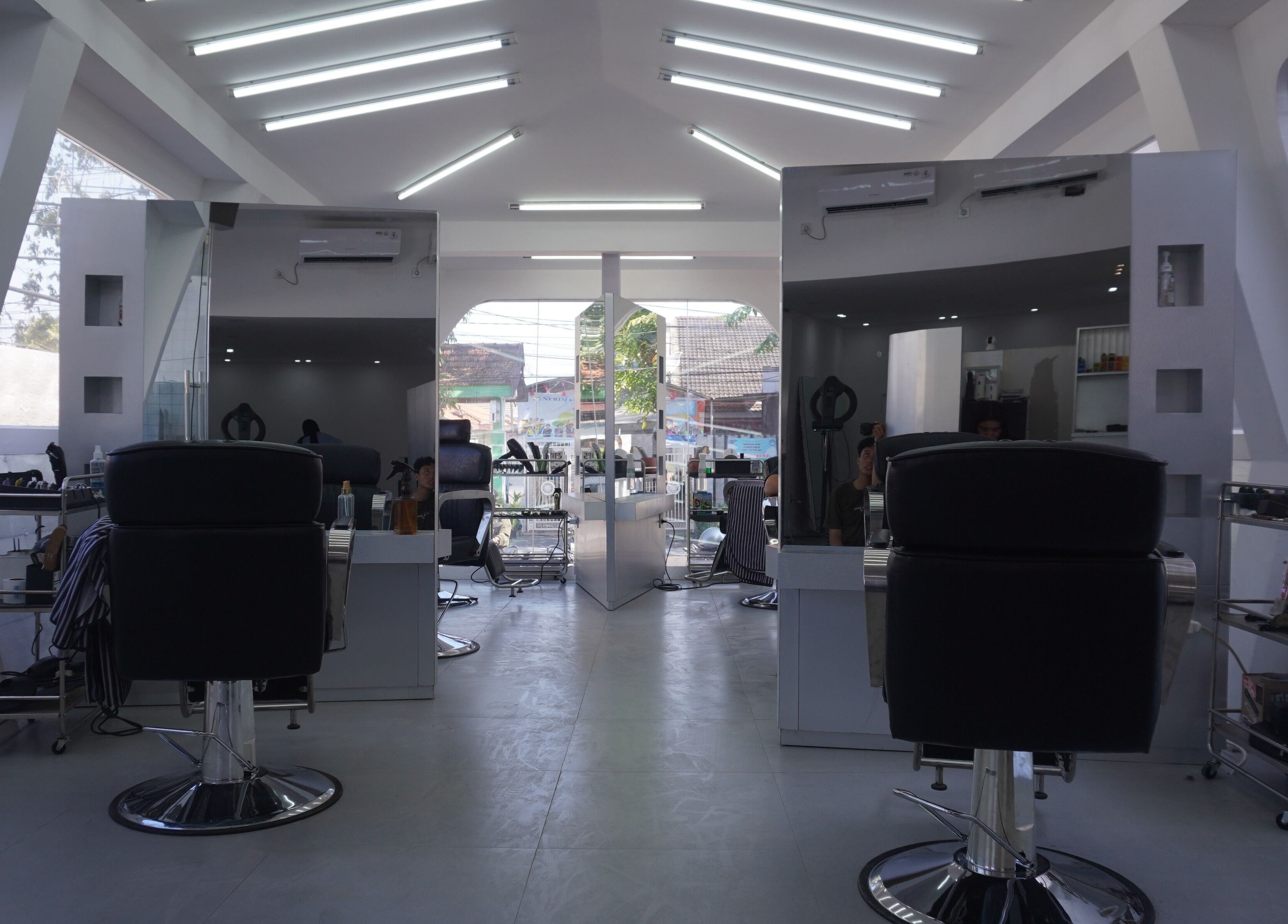 ELKAP TRUNOJOYO, Jawa Timur, stylish salon interior with sleek design and chairs.