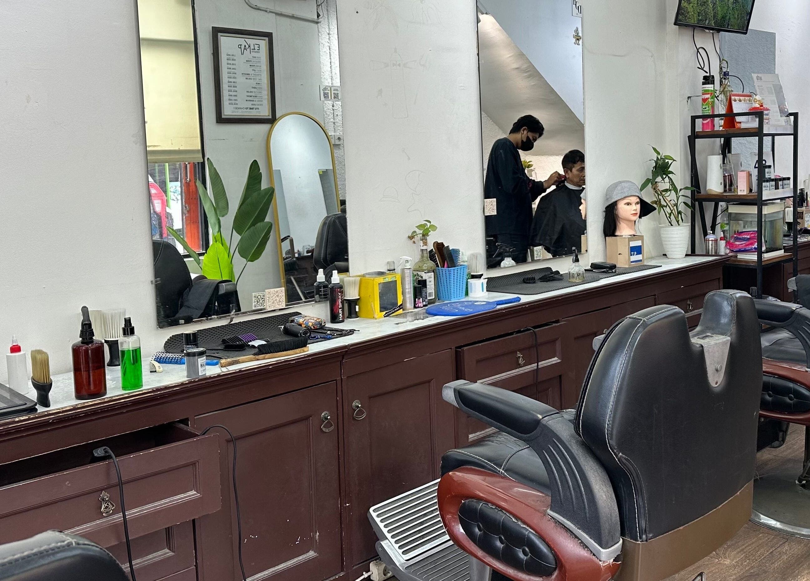 Modern salon setup at ELKAP TRUNOJOYO, Jawa Timur, featuring stylish chairs and mirrors.