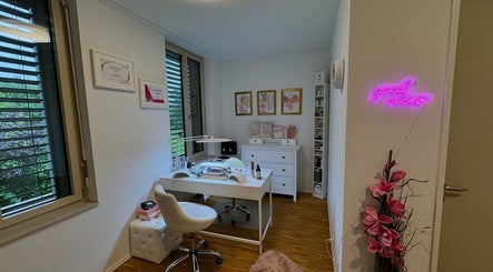 Stilvoller Nagelsalonraum bei Damen Nails Spot, Künten, Aargau, CH, mit Dekor und Neonlicht.
