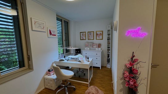 Damen Nails Spot