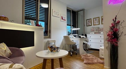 Innenansicht von Damen Nails Spot, Künten, Aargau, CH mit stilvollem Interieur und modernem Arbeitsplatz.