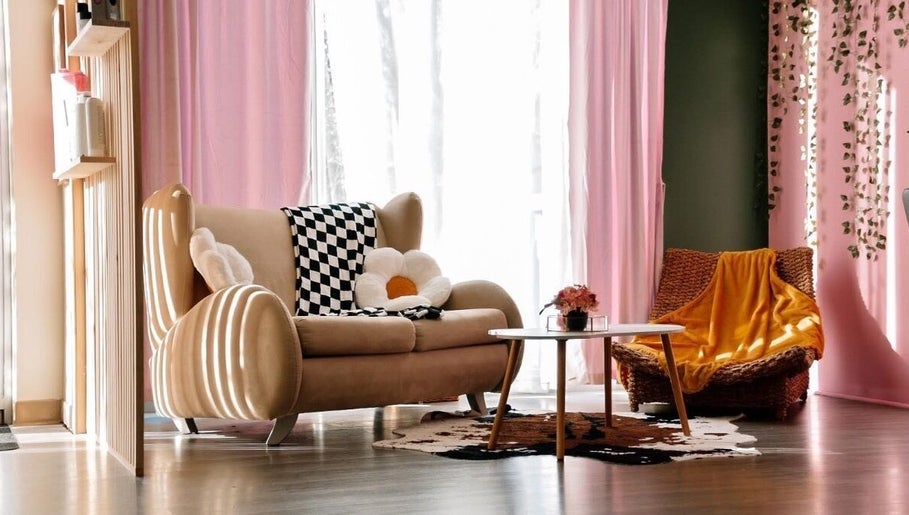Chic seating area in Pop-Up Studio @ Beauté Bohëime, Cowansville, Québec, CA with pink curtains and modern decor.