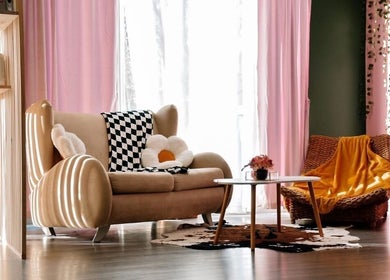 Chic seating area in Pop-Up Studio @ Beauté Bohëime, Cowansville, Québec, CA with pink curtains and modern decor.