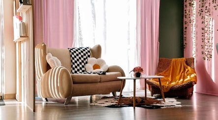 Chic seating area in Pop-Up Studio @ Beauté Bohëime, Cowansville, Québec, CA with pink curtains and modern decor.