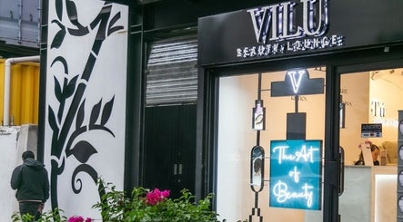 Fachada de Vilu Beauty Lounge en Juárez, Ciudad De México, MX iluminada con moderno cartel.