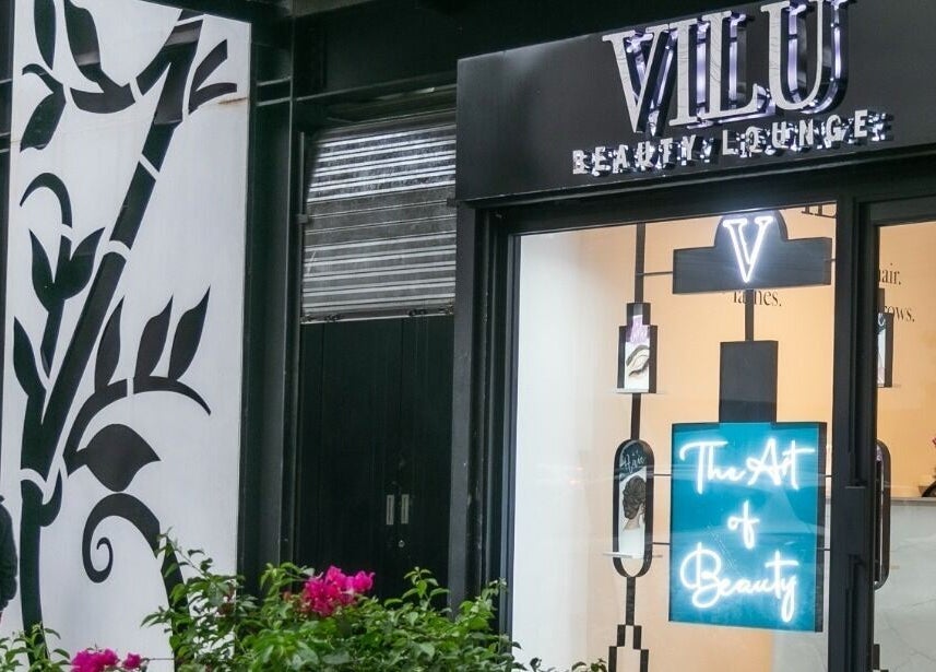 Entrada moderna de Vilu Hair Extensions & Salón en Juárez, Ciudad De México, MX con letrero iluminado.