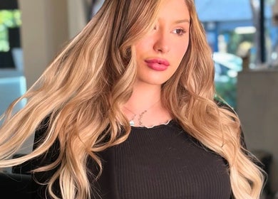 Mujer con extensiones rubias en Vilu Hair Extensions & Salón, Juárez, Ciudad De México, MX, mostrando elegancia moderna.