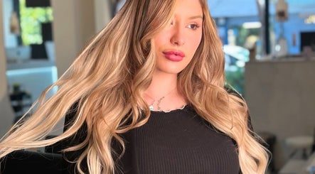 Mujer con extensiones rubias en Vilu Hair Extensions & Salón, Juárez, Ciudad De México, MX, mostrando elegancia moderna.