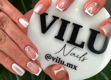 Diseño de uñas elegantes en Vilu Hair Extensions & Salón, Juárez, Ciudad De México, MX.