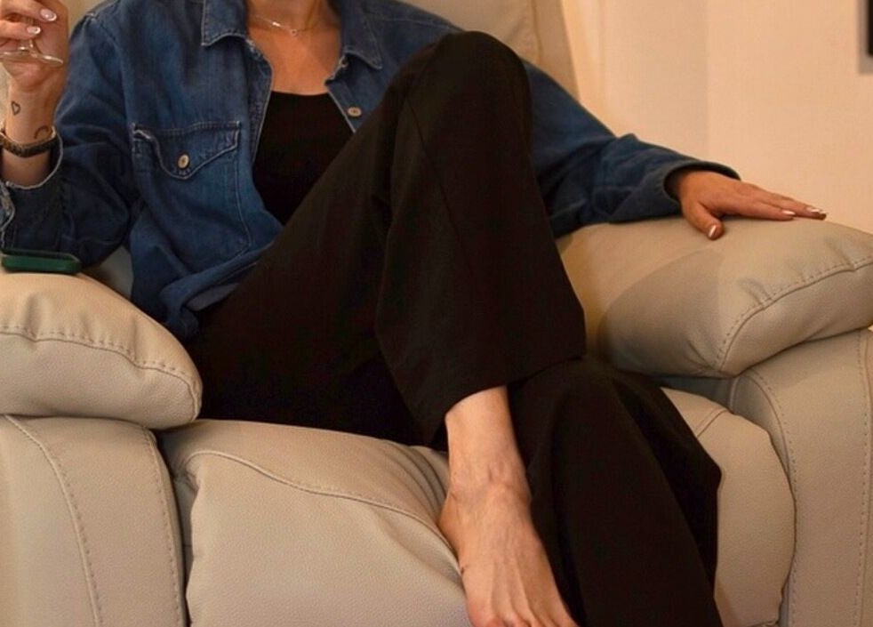 Mujer relajada en sillón en Vilu Hair Extensions & Salón, Juárez, Ciudad De México, MX.