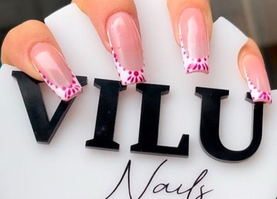 Hermosas uñas decoradas en Vilu Hair Extensions & Salón, Juárez, Ciudad De México, MX.