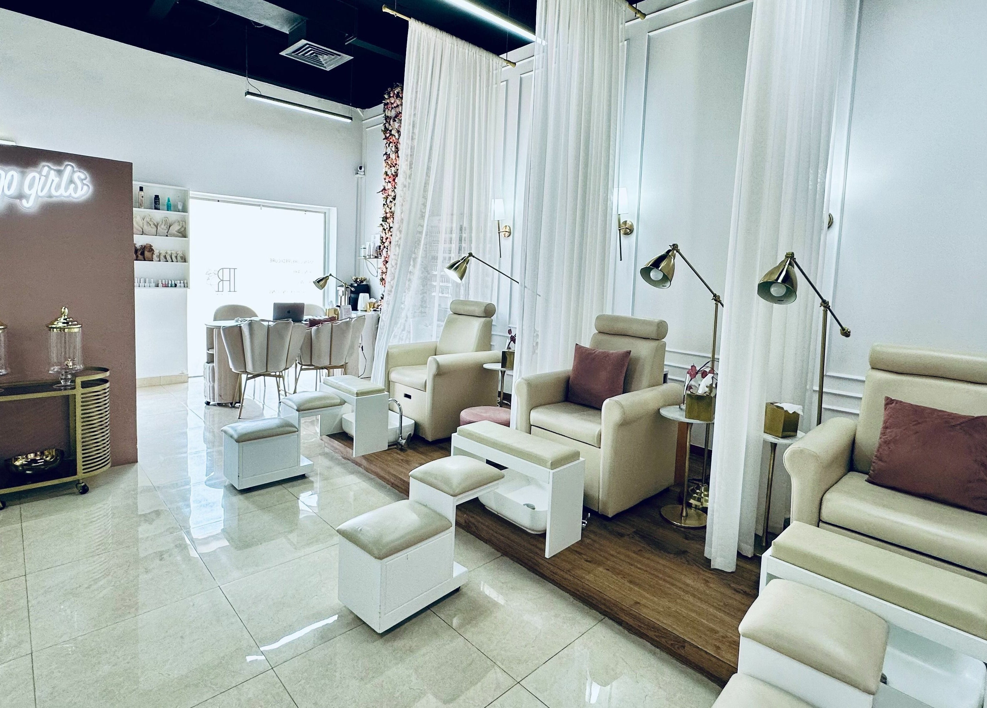 Relaxing luxury salon chairs at The Retreat, Dubai, Dubai, AE, with chic decor and soft lighting.