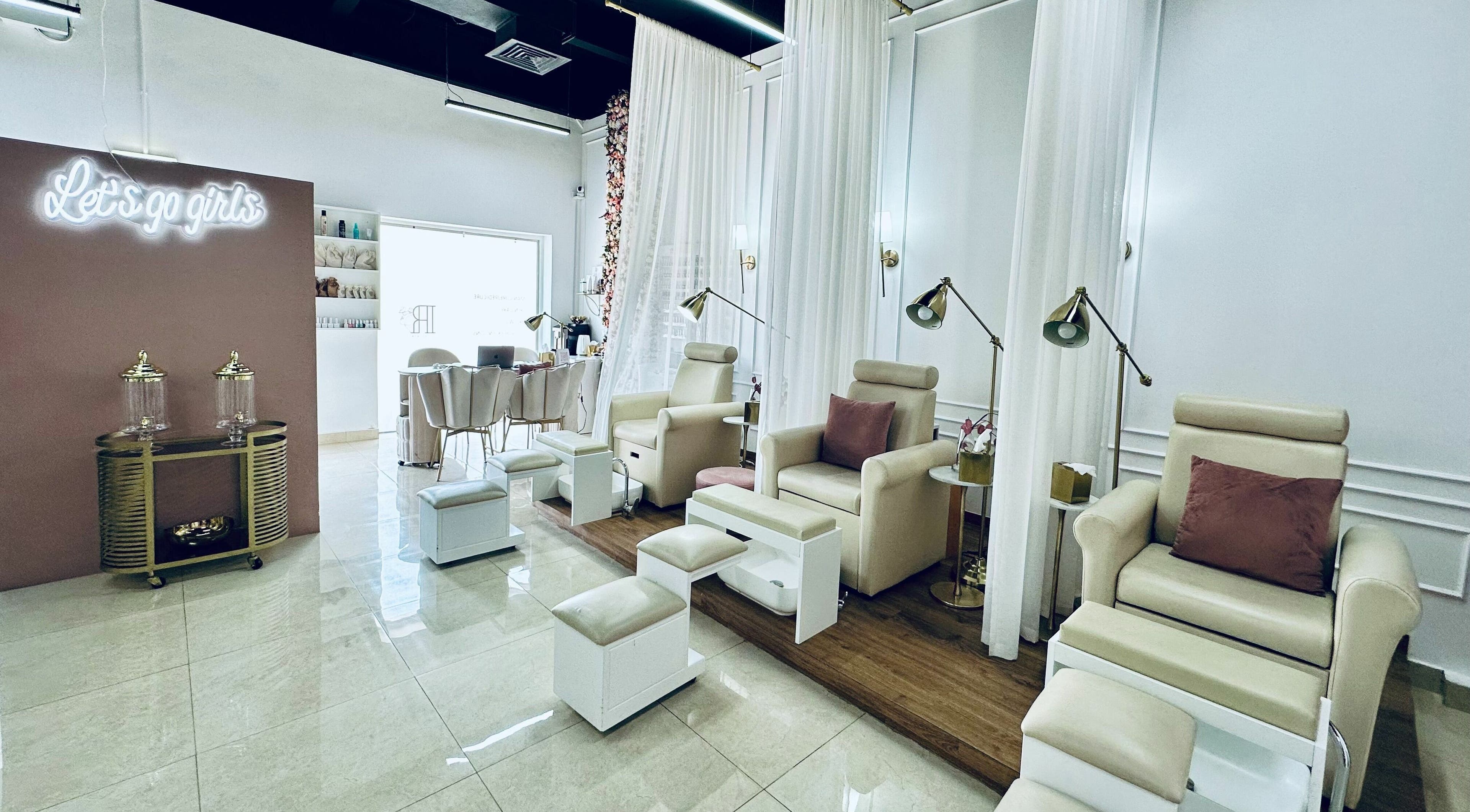 Relaxing luxury salon chairs at The Retreat, Dubai, Dubai, AE, with chic decor and soft lighting.