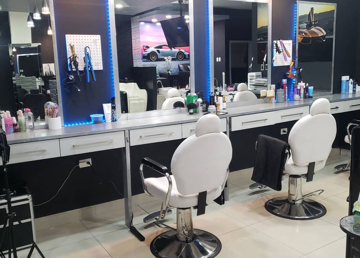 Interior moderno de Chop Shop Salon de Belleza en Tijuana, Baja California, MX, con sillas y productos de belleza.