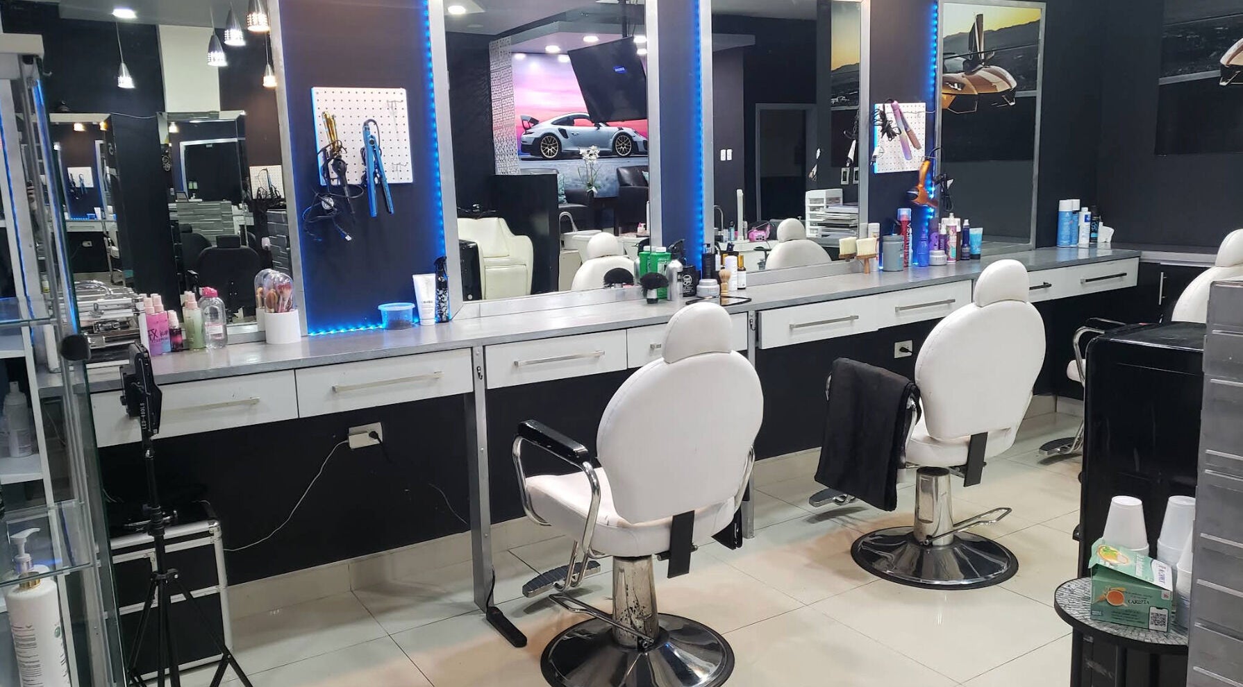 Interior moderno de Chop Shop Salon de Belleza en Tijuana, Baja California, MX, con sillas y productos de belleza.