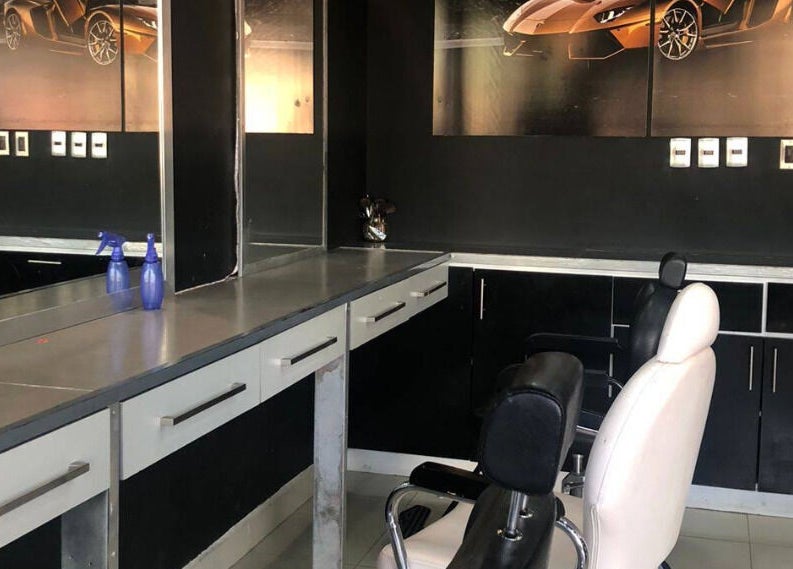 Interior de Chop Shop Salon de Belleza en Tijuana, Baja California, MX con sillas modernas y decoración minimalista.