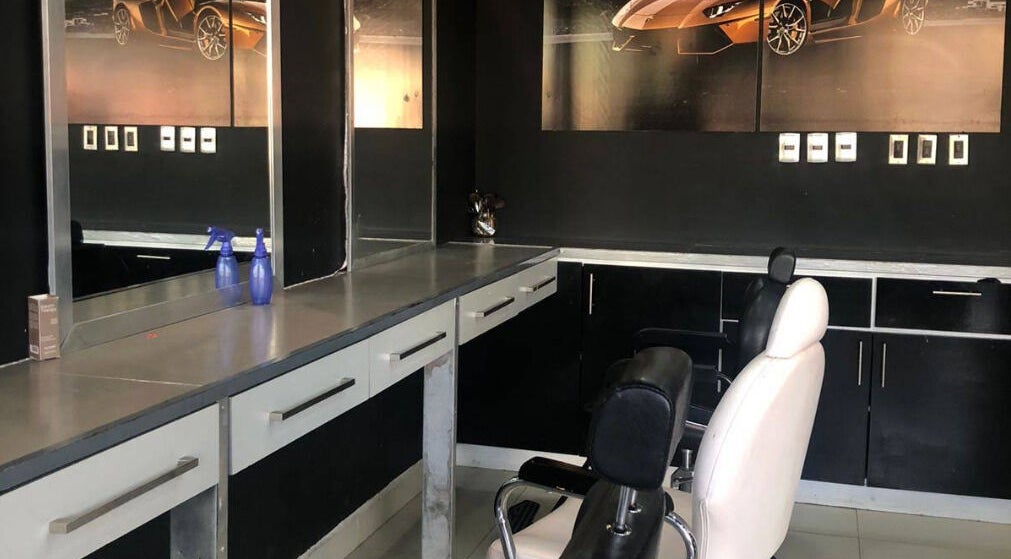 Interior de Chop Shop Salon de Belleza en Tijuana, Baja California, MX con sillas modernas y decoración minimalista.